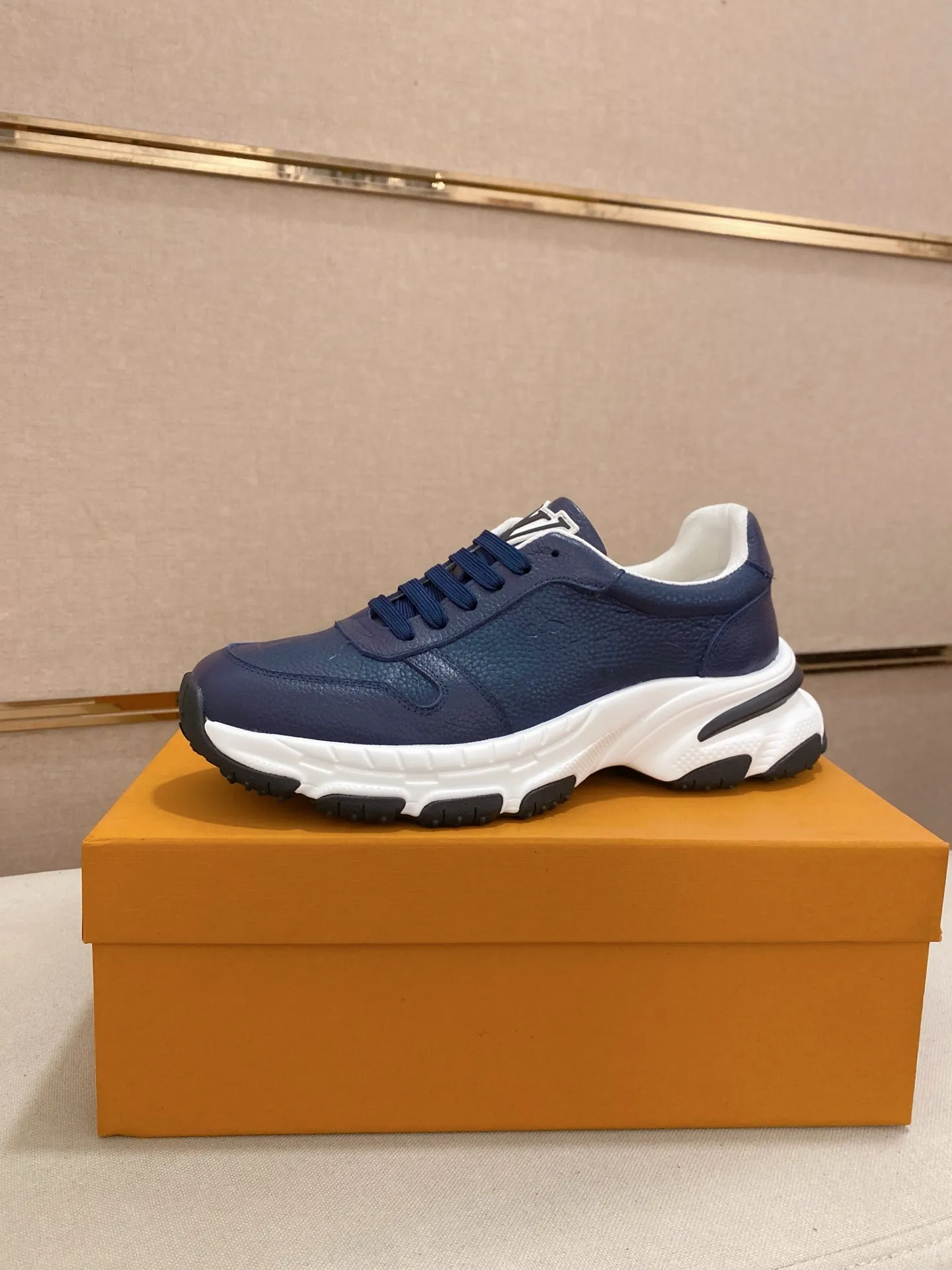 Men's shoes💰 442💰louis vuitton (Louis Vuitton/lv)🔍🔍The new counters are on sale at the same time. The uppers are imported from Italy. ⃣️Re-engraved🇮🇹💪💪, ⚠Sole: The original sole is specially provided by the original factory, the exclusive movable molded sole is super comfortable, ⚠Original and single goods 🔍high quality, you can enter and leave the counter at will, welcome to compare⚠. Code number: 38-44 (45/customized, non-refundable)